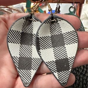 *FREE*Black and White Checkered Teardrop Earrings
